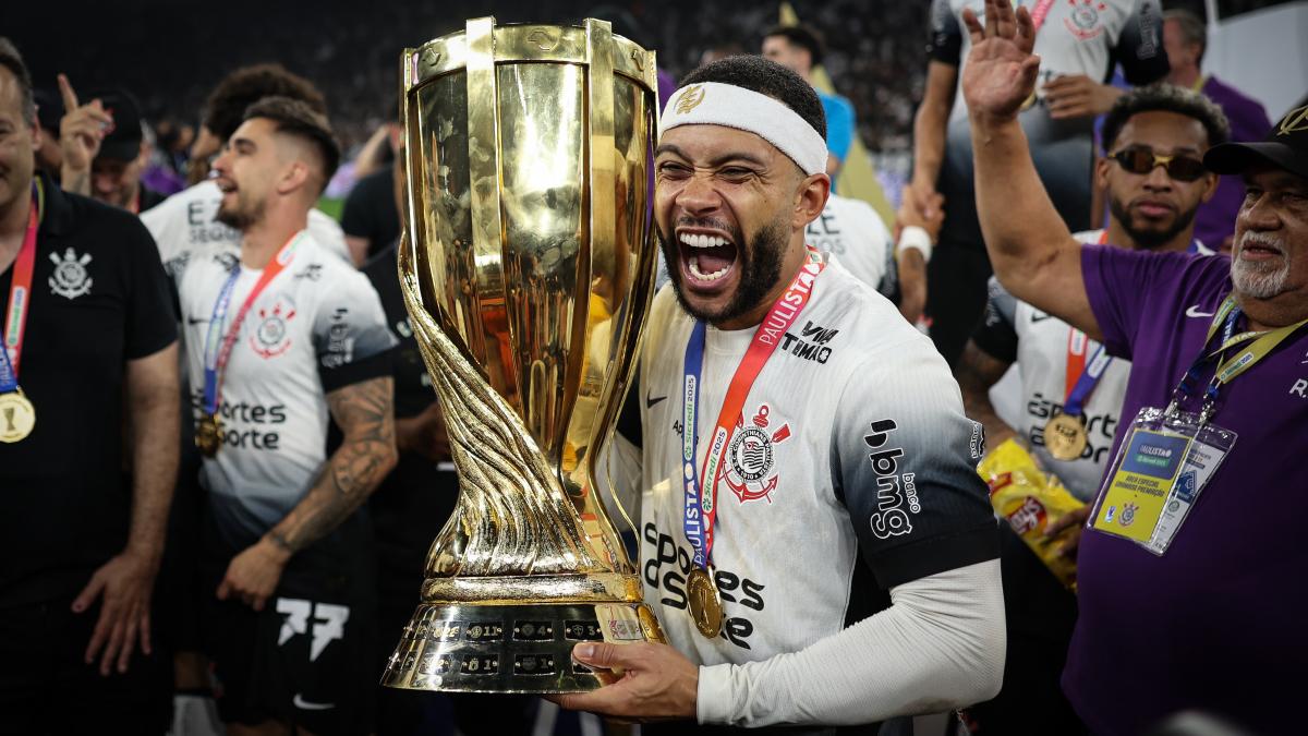 Depay-kurz-vor-der-Unterschrift