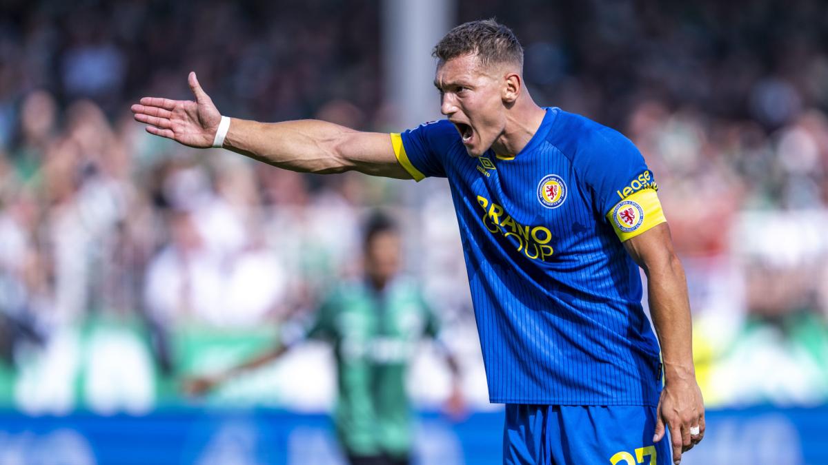 Braunschweig-Kapit-n-K-hler-geht-von-Bord