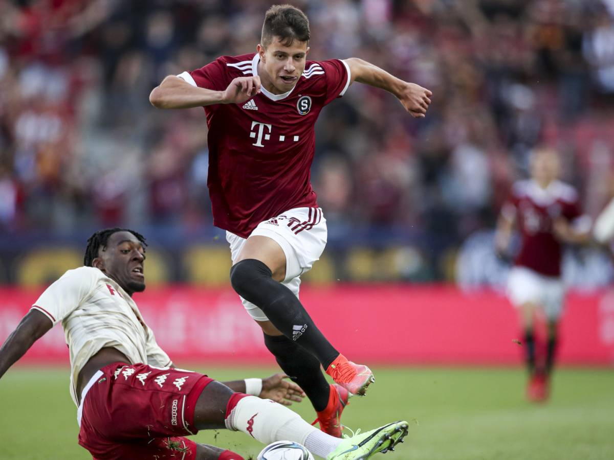 FC Bayern: Hlozek statt Adeyemi?