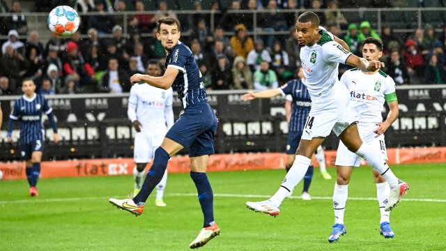 Alassane Plea trifft gegen den VfL Bochum per Kopf