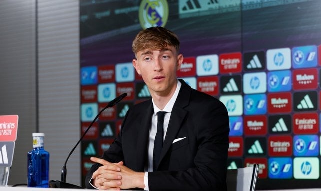 Dean Huijsen bei der PK