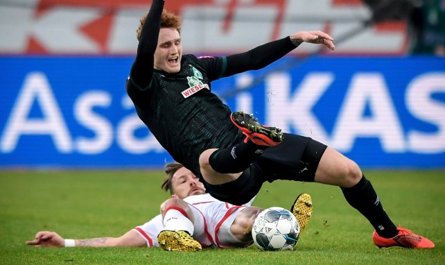 Adam Bodzek grätscht gegen Werder Bremens Josh Sargent
