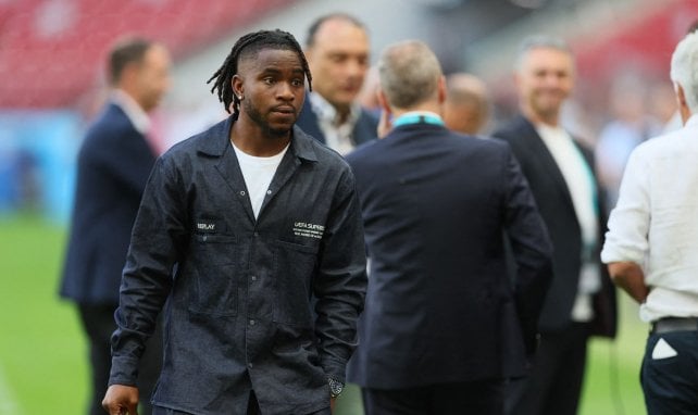 Ademola Lookman im Anzug