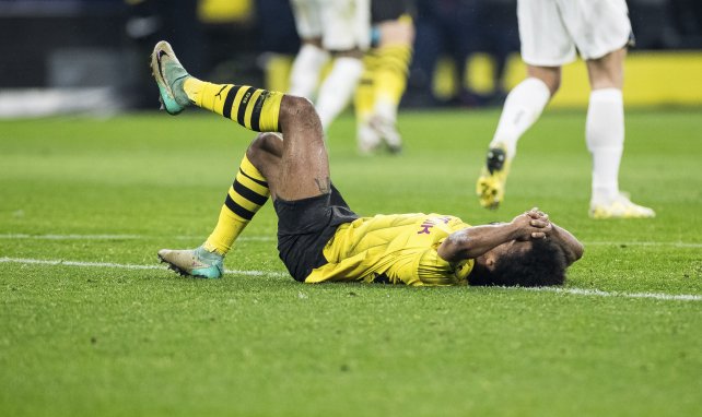 Karim Adeyemi liegt im Trikot von Borussia Dortmund am Boden