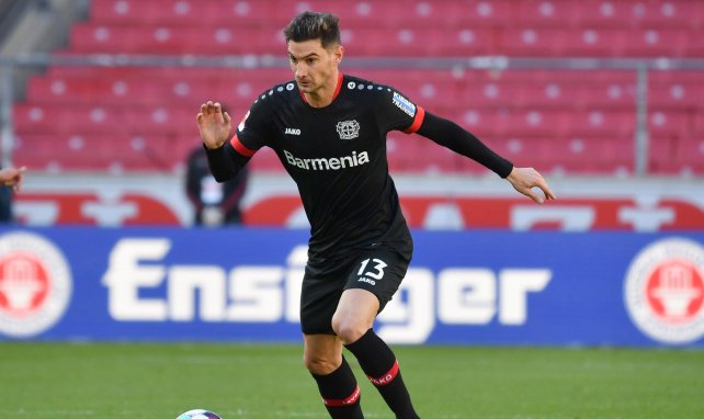 Lucas Alario am Ball für Bayer 04