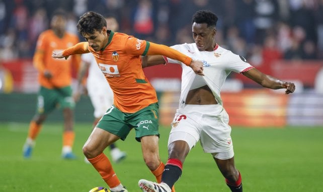 Albert Sambi Lokonga im Zweikampf