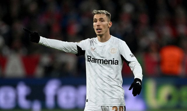 Alejandro Grimaldo zeigt die Richtung an