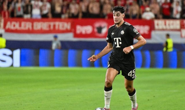 Aleksandar Pavlovic für Bayern am Ball
