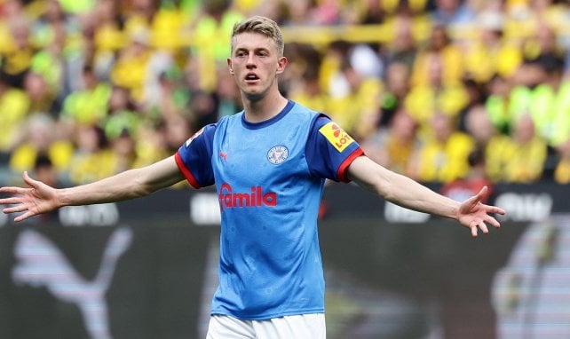 Alexander Bernhardsson hebt die Arme