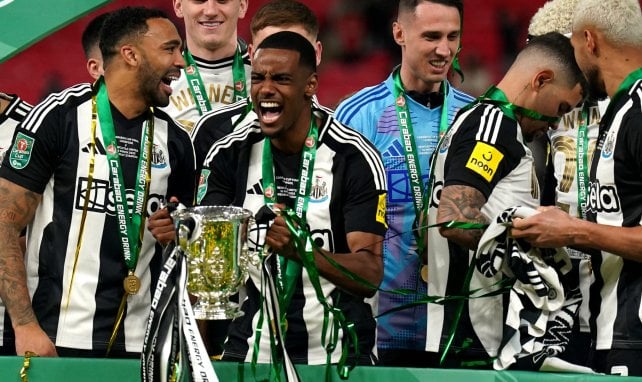 Alexander Isak von Newcastle United reckt den EFL-Cup in die Höhe