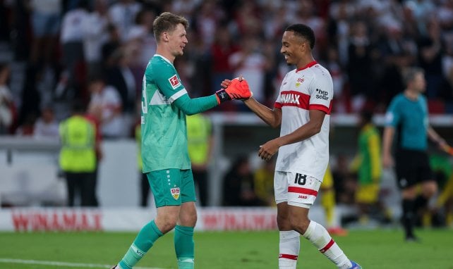 Alexander Nübel klatscht mit Jamie Leweling ab