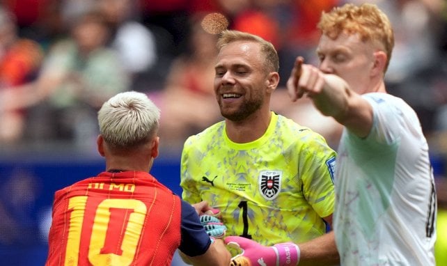 Alexander Schlager lacht mit Dani Olmo