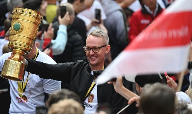Alexander Wehrle reckt stolz den DFB-Pokal nach oben