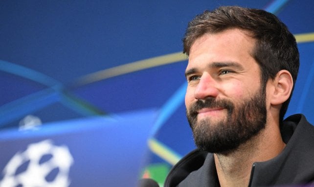 Alisson Becker auf einer Pressekonferenz