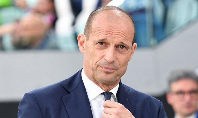 Massimiliano Allegri fummelt an seiner Krawatte rum