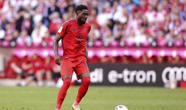 Alphonso Davies für Bayern am Ball