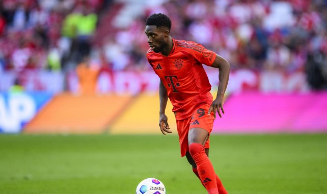 Alphonso Davies für Bayern am Ball