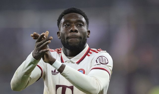 Alphonso Davies applaudiert den Fans