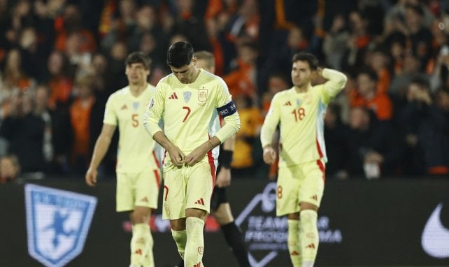 Álvaro Morata bindet sich die Hose zu