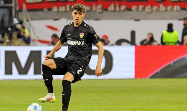 Ameen Al-Dakhil führt den Ball für den VfB Stuttgart
