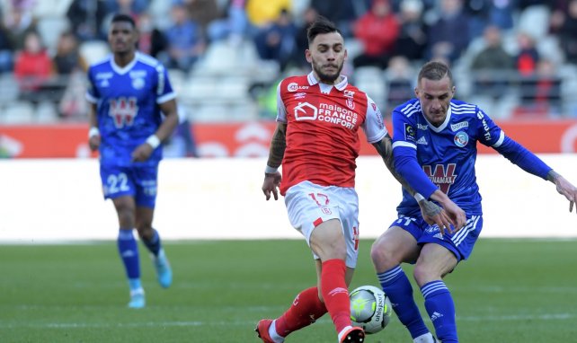 Anastasios Donis (m.) will den Ball behaupten
