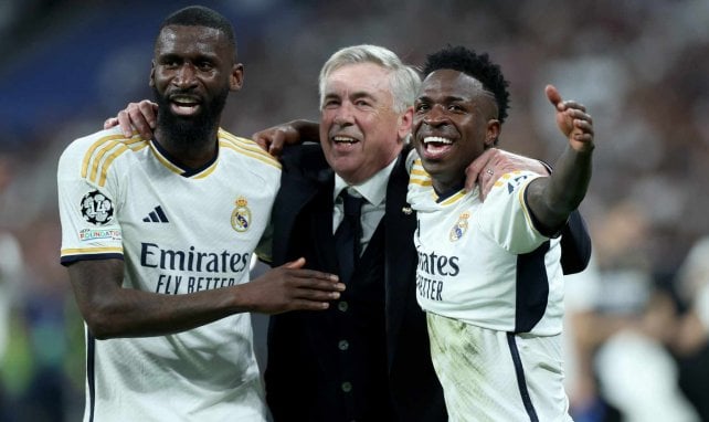 Antonio Rüdiger (l.) und Vinícius Jr. (r.) mit ihrem Trainer Carlo Ancelotti