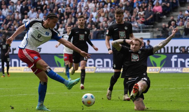 András Németh (Hamburger SV, links) im Spiel gegen den 1. FC Kaiserslautern