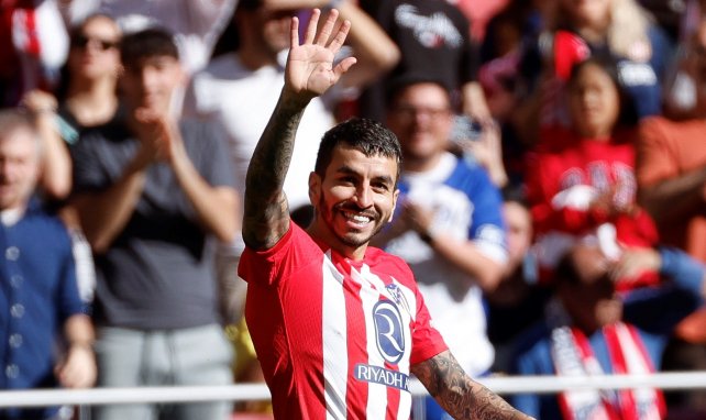 Correa winkt