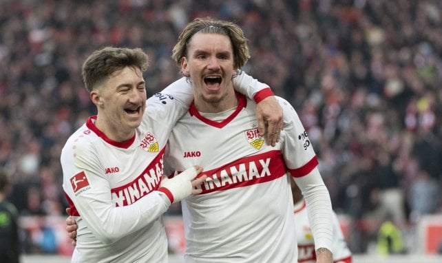 Angelo Stiller und Nick Woltemade bejubeln ein Tor für den VfB Stuttgart