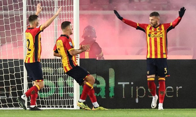 Ante Rebic (r.) feiert ein Tor für US Lecce 