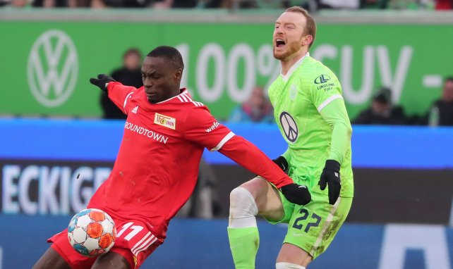 Anthony Ujah im Zweikampf mit Wolfsburgs Maximilian Arnold