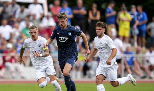 Anton Stach läuft seinen Gegenspielern davon