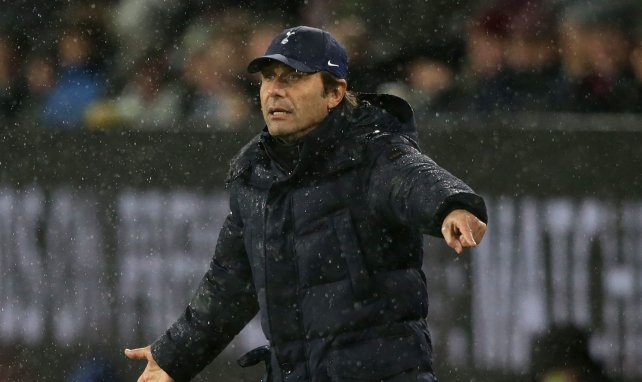 Antonio Conte steht im Regen