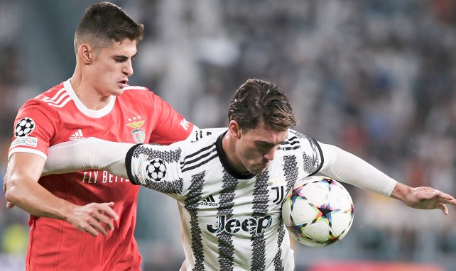  António Silva (l.) im Duell mit Juve-Stürmer Dusan Vlahovic (r.)