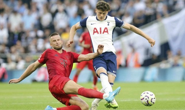 Archie Gray von Tottenham Hotspur im Duell gegen den FC Bayern München