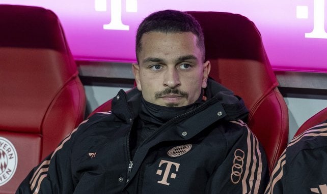 Arijon Ibrahimovic auf der Bayern-Bank