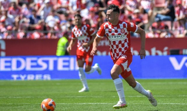Arnau Martínez treibt den Ball nach vorne