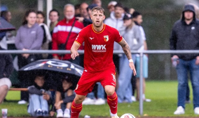 Arne Maier mit dem Ball am Fuß