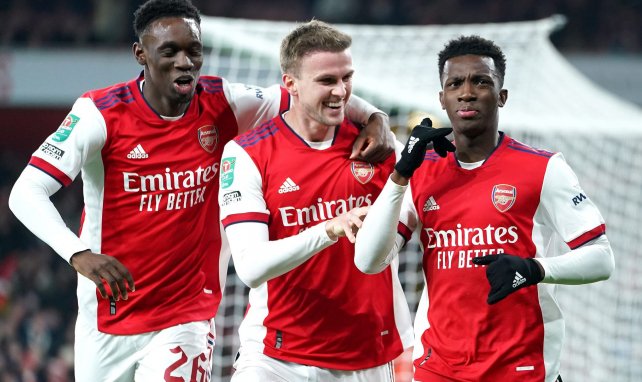 Eddie Nketiah (r.) bejubelt einen Treffer für den FC Arsenal