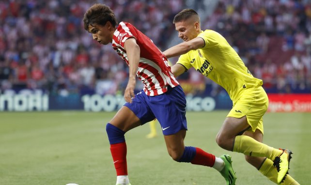 João Félix (l.) setzt sich dynamisch durch