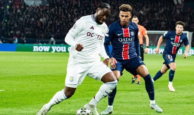 Axel Disasi behauptet den Ball gegen Desire Doué