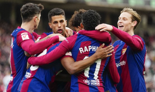 Die Spieler des FC Barcelona freuen sich gemeinsam