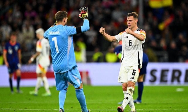 Oliver Baumann jubelt mit Joshua Kimmich