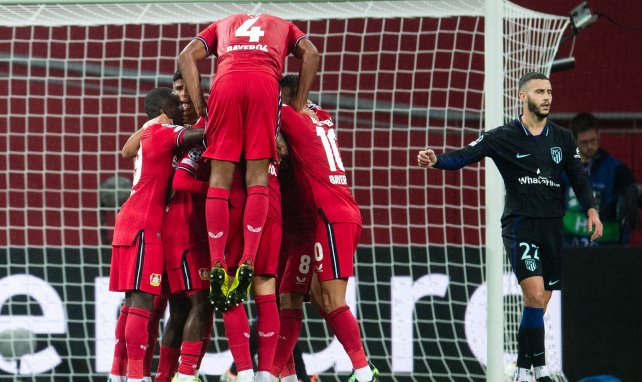 Die Mannschaft von Bayer Leverkusen bejubelt ein Tor gegen Atlético Madrid