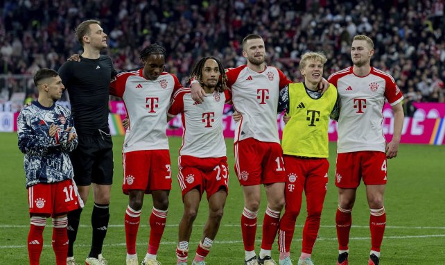 Bayern-Spieler stehen vor der Fankurve