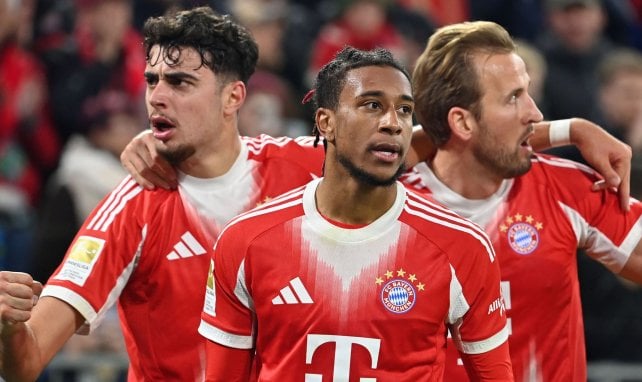 Aleksandar Pavlovic (l.), Michael Olise (m.) und Harry Kane (r.) feiern einen Torerfolg der Bayern