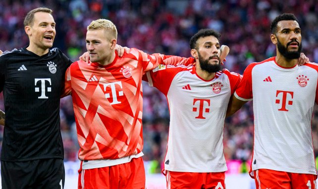 Die Spieler des FC Bayern feiern mit den Fans