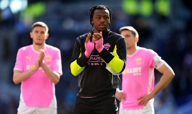 Armel Bella-Kotchap applaudiert den Fans
