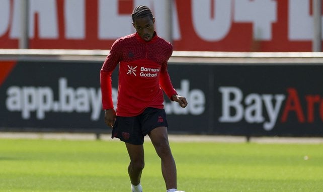 Jeanuël Belocian spielt einen Pass im Training