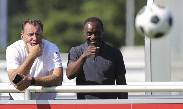 Ben Manga (r., Kaderplaner) und Marc Wilmots (l., Sportdirektor) vom FC Schalke 04